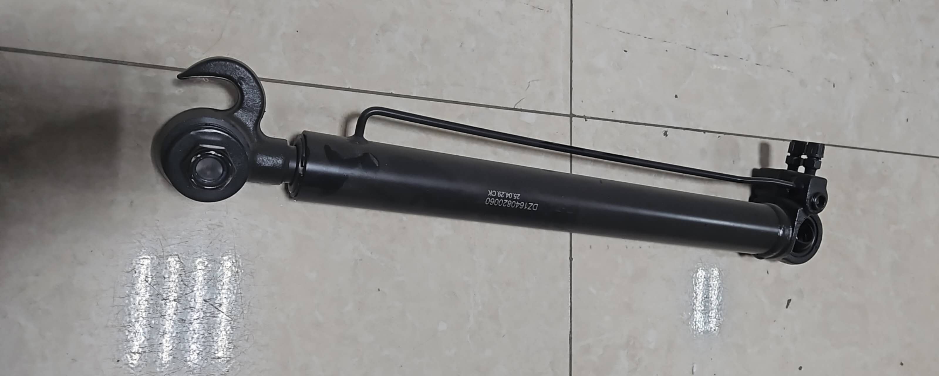 картинка Цилиндр подъема кабины SHACMAN F3000, X3000 L=600  DZ93259820132 от магазина Dulan.tj